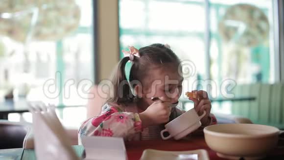 餐馆里的小女孩吃汤视频的预览图