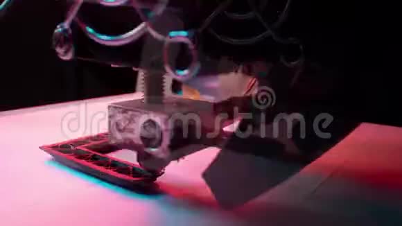自动三维打印机在实验室进行塑料建模视频的预览图