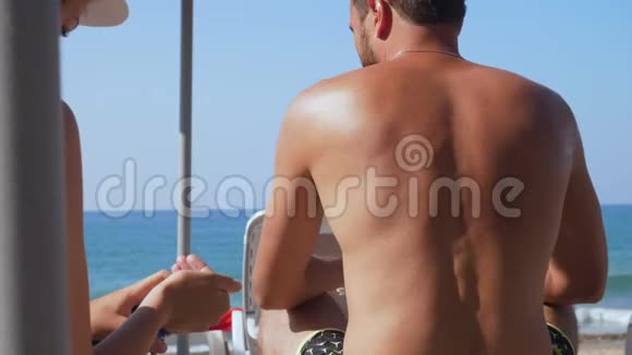 女朋友在海滩上给男朋友涂奶油视频的预览图