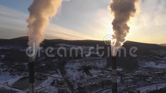 煤锅炉烟囱升起的烟雾的鸟瞰图上移夕阳背景上的剪影视频的预览图