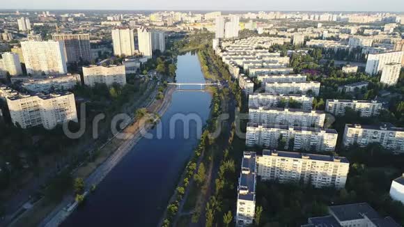乌克兰基辅市中心的RusanovkaMassif和Rusanovsky频道的空中景观视频的预览图
