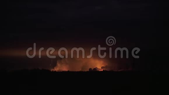 明亮的射弹从闪烁的橙色烟雾中射入天空空中射击视频的预览图