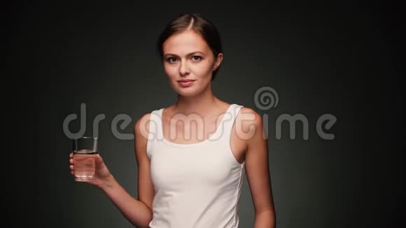 穿白衬衫的漂亮女人喝着视频的预览图