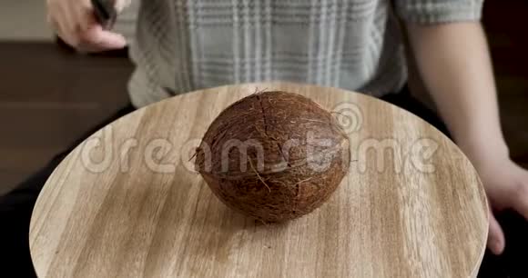 女人把椰子砸在桌子上视频的预览图