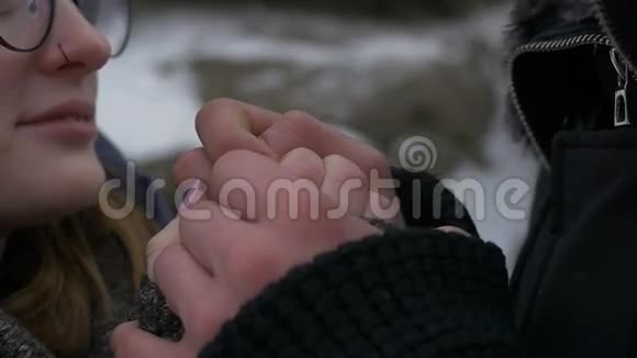 恋爱中的冰冻夫妻视频的预览图