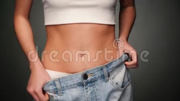 有魅力的女人露着肚子露着腰视频的预览图