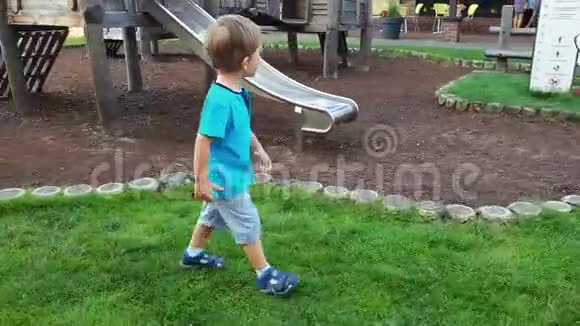 4k视频微笑的幼儿男孩在美丽的夏日公园奔跑视频的预览图