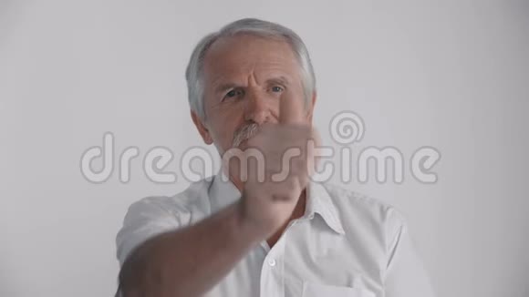 老人把拇指向上显示然后变了把拇指向下显示拒绝的迹象视频的预览图