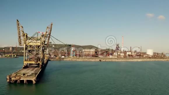 码头上旧海港起重机的鸟瞰图视频的预览图
