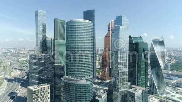 莫斯科城市美丽的商业摩天大楼的俯视图行动莫斯科商业区摩天大楼林立视频的预览图