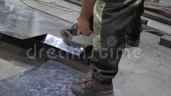 锁匠在白色防护手套磨床上切割闪亮金属的制造特写视频的预览图