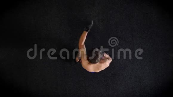 年轻的高加索无上装拳击手快速拳击刺拳拳击俯视图黑色背景每秒50帧视频的预览图