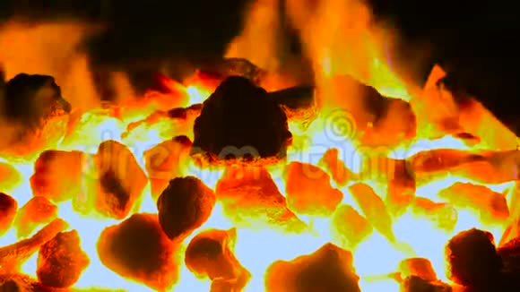烧焦的煤在一个靠近的锻炉里燃烧视频的预览图