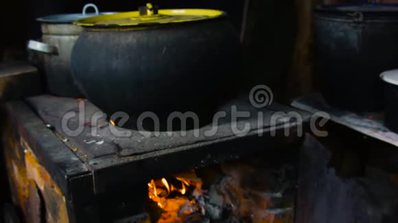 在壁炉上做饭视频的预览图