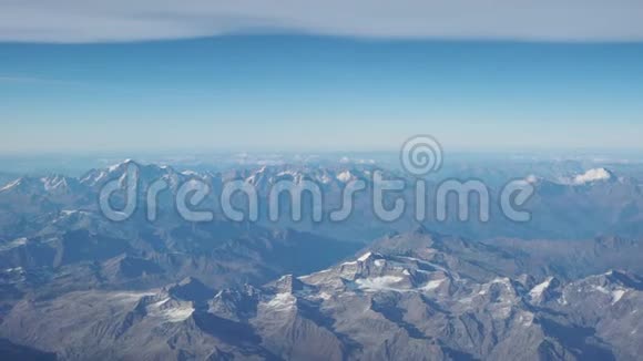 在秋天飞越阿尔卑斯山勃朗峰和冰川的景观从飞机窗户鸟瞰视频的预览图