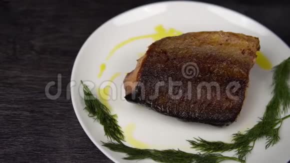 厨师装饰一片红炸鱼视频的预览图