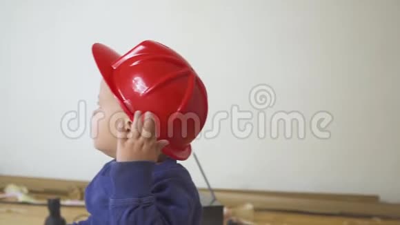 带安全帽和建筑工具的儿童视频的预览图