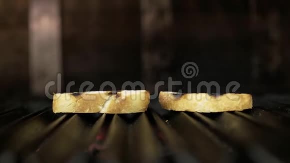 特写两片烤面包行动烤架上烤制的香味简单的面包片烤面包视频的预览图