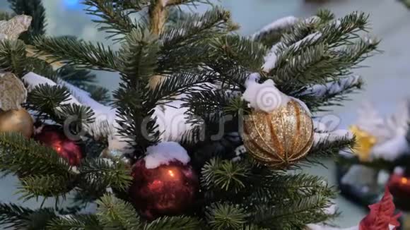 圣诞树上装饰着闪闪发光的圣诞装饰品把摄像机从一个点移到另一个点然后改变视频的预览图