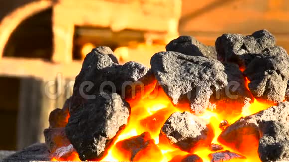 在火堆里燃烧的火炭视频的预览图