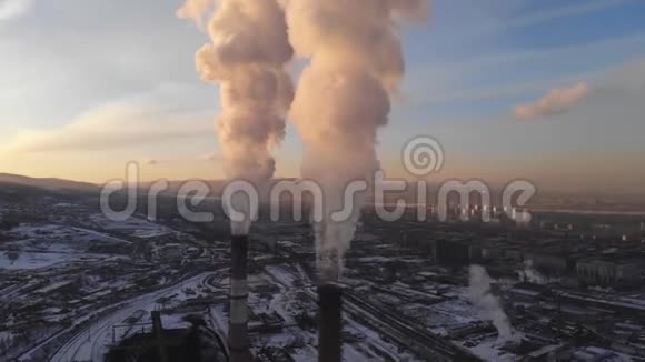 煤锅炉烟囱升起的烟雾的鸟瞰图自上而下的运动与相机旋转视频的预览图
