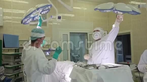 外科医生在手术中直接照明视频的预览图