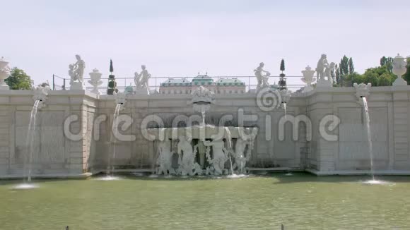 美丽的白色巴洛克风格喷泉有人类雕像水流倾泻视频的预览图