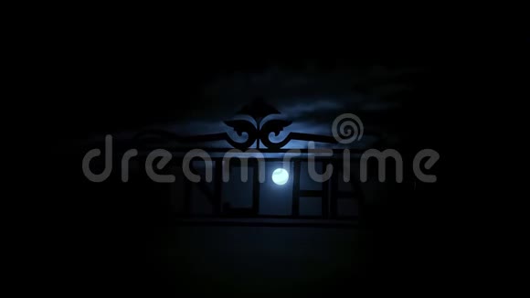 夜晚的满月满月美丽地照亮了云彩视频的预览图