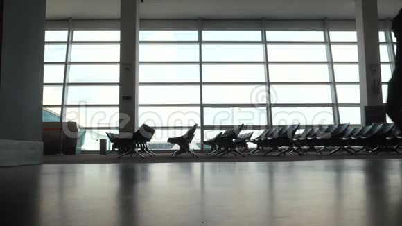 三个旅行者穿过机场走廊视频的预览图