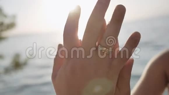 恋人们手牵手的感动视频的预览图