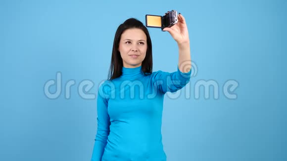女人跟摄像机说话视频的预览图
