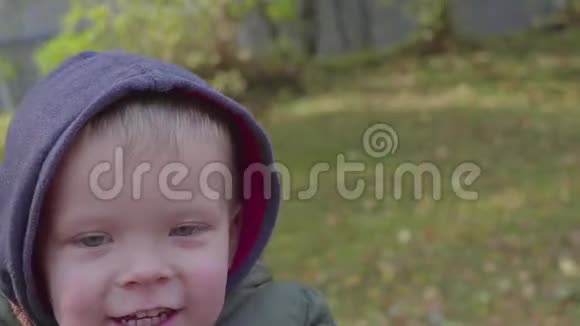 公园里旋转木马上的快乐男孩旋转木马视频的预览图