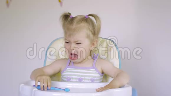 一个可爱的小女孩在哭眼泪顺着她的脸颊流下可爱的哭泣宝宝视频的预览图
