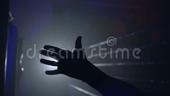 黑暗中拳击手手背着戒指的黑暗身影视频的预览图