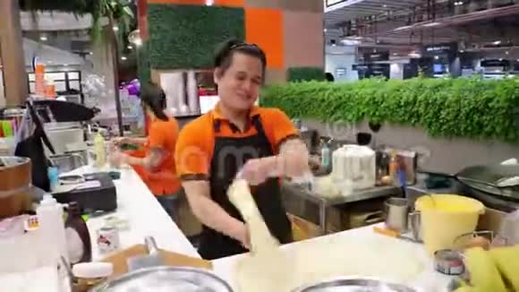 厨师展示风格揉面罗蒂在中央邦纳购物中心邦纳特拉路邦纳曼谷泰国视频的预览图
