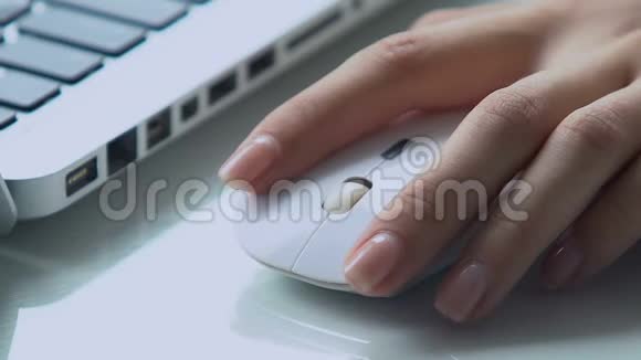 女性在办公桌上使用无线电脑鼠标商业创新视频的预览图