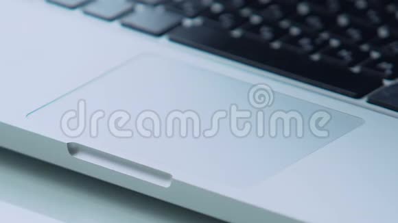 女性手指在笔记本电脑上使用鼠标垫办公室工作计算机技术视频的预览图