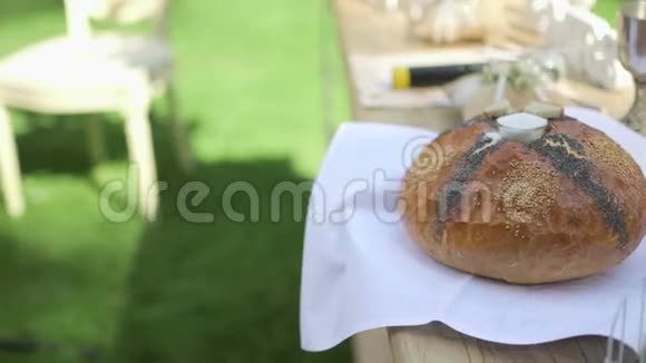 婚礼面包和盐视频的预览图