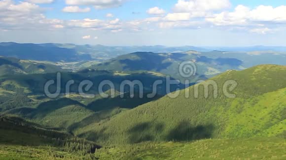夏日山地景观带蓝天白云从最高山看山景视频的预览图