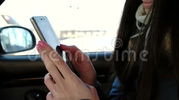 特写的女人她的手在车里聊天侧视视频的预览图