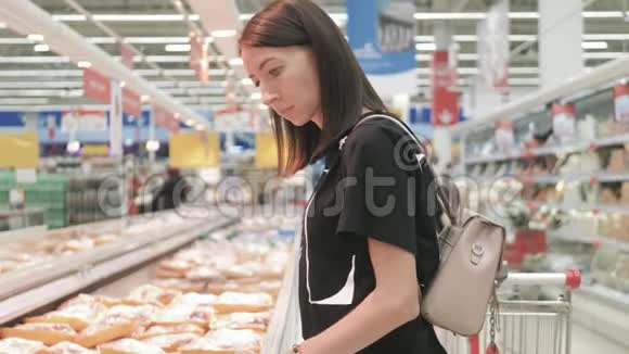 年轻女子在超市买健康食品销售购物消费主义和人的概念视频的预览图