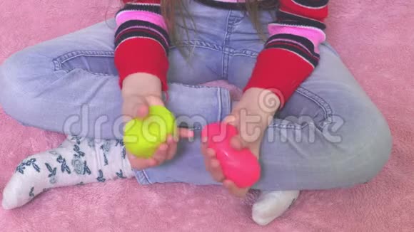 女孩在玩粉色和黄色的黏液视频的预览图