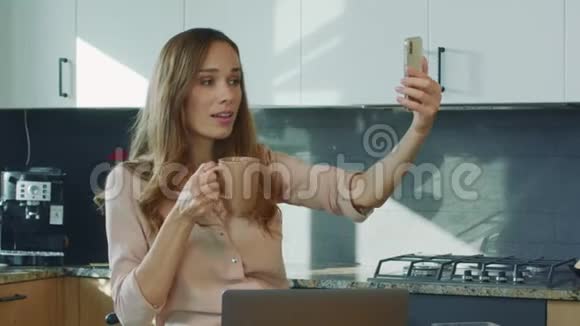 商务女性自拍照片幸福女人的特写照片视频的预览图
