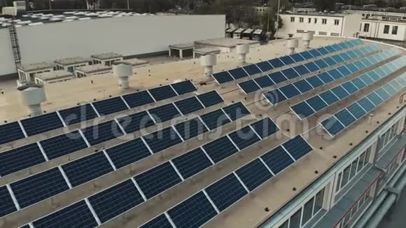 太阳能电池板安装在商业建筑屋顶上视频的预览图
