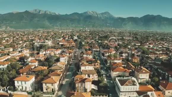 意大利FortedeiMarmi豪华别墅和街道的低空鸟瞰图视频的预览图