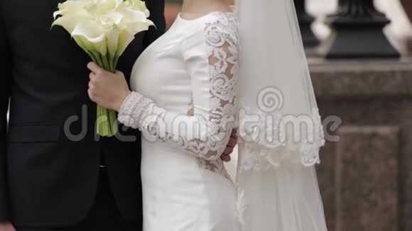 新婚夫妇穿着结婚礼服在结婚的日子里聚在一起视频的预览图