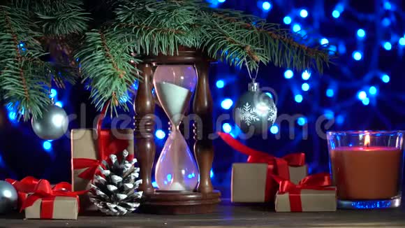 圣诞背景圣诞装饰品松树闪亮的蜡烛礼物和蜡烛视频的预览图