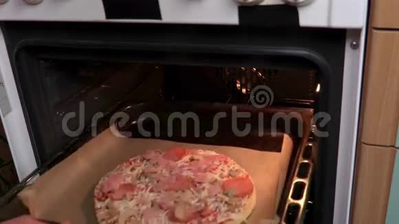 女人把披萨放进烤箱视频的预览图