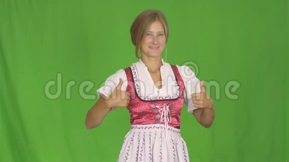 啤酒节一个穿巴伐利亚民族服装的女孩微笑着表演课绿色屏幕视频的预览图