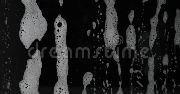 黑色背景上白色泡沫的纹理视频的预览图